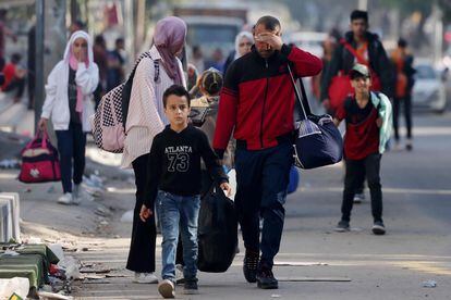 Familias de palestinos huían este viernes de la ciudad de Gaza tras los ataques israelíes. 