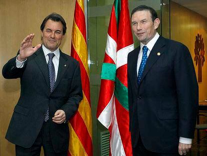 El presidente de CiU, Artur Mas y el <i>lehendakari,</i> Juan José Ibarretxe, ayer en la sede de CDC.<b> </b>