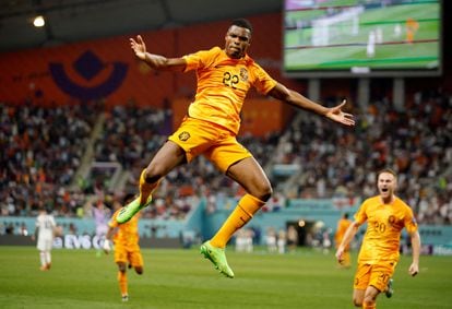 Denzel Dumfries celebrates scoring the Netherlands' third goal. 