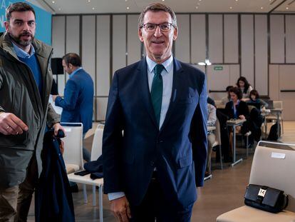 El presidente del Partido Popular, Alberto Núñez Feijóo, a su llegada a una rueda de prensa, en el Hotel VP, a 28 de diciembre de 2023, en Madrid (España). Feijóo ha hecho hoy balance del año 2023, analizando la situación de España con el nuevo Gobierno de coalición y también la moción de censura que da hoy la alcaldía de Pamplona a EH Bildu con apoyo del PSN. También ha hablado de propuestas económicas, la ley de amnistía o la renovación del Consejo General del Poder Judicial (CGPJ).
28 DICIEMBRE 2023;BALANCE;PP;PRENSA;MEDIOS;PARTIDO;ANUAL;
A. Pérez Meca / Europa Press
28/12/2023