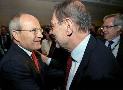 Saludo entre el presidente Montilla y el alto representante de la UE Javier Solana.