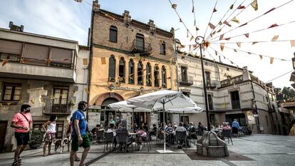 El edificio de la Unió Maçanenca, que alberga el casino La Pau, preside la plaza de la Vila de Maçanet de Cabrenys.