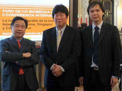 De izquierda a derecha, Huanming Yang, director del instituto de Genómica de Pekín; Uhtaek Oh, director del Grupo de Investigación Sensorial (Universidad Nacional de Seúl) y Ang Choon Beng (Singapore Economic Development Board), en el Foro de I+D Biomédica celebrado en Madrid.