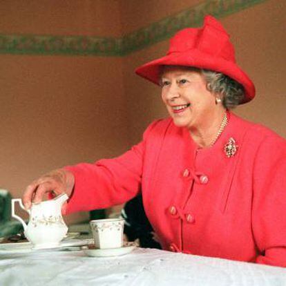 Isabel II, en su castillo escocés de Castlemilk, en 1999.