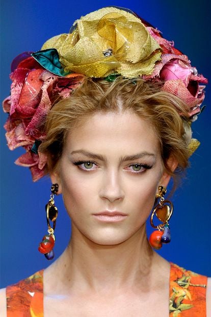 Pocas firmas son tan aficionadas a llenar la cabeza de diademas, coronas y cintas como Dolce&Gabbana. En la cabezas de las modelos de los italianos lo mismo anidan frutas tropicales que un bouquet floral de vivos colores. En la imagen, uno de sus diseños para la primavera de 2012.