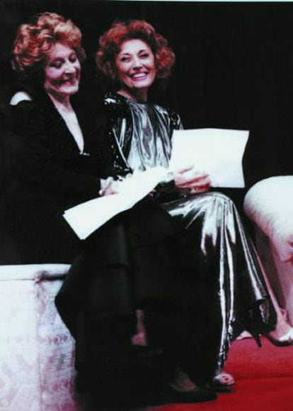 Las hermanas Irene y Julia Gutiérrez Caba, en la obra 'Leyendas', en 1988.