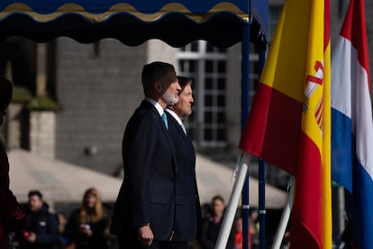 El rey Felipe VI de España y Enrique Alejandro de Países Bajos, frente al Palacio Real de Ámsterdan.