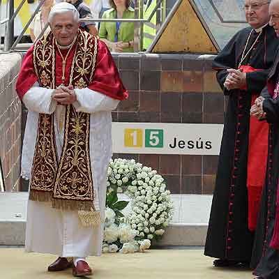 Benedicto XVI, tras depositar una corona de flores en recuerdo a las víctimas del accidente del metro.