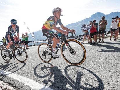 El belga Remco Evenepoel, seguido por Romain Bardet, en cabeza durante la decimocuarta etapa de la Vuelta a España disputada entre Sauveterre-De-Béarn y Larra-Belagua, de 156,2 km.