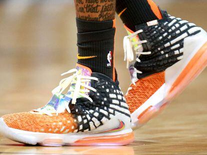 Detalle de unas zapatillas Nike durante un partido de la NBA.