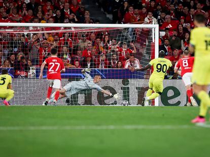 Lukaku marca de penalti el segundo gol del Inter ante el Benfica en el partido de cuartos de final de la Champions League, este martes.