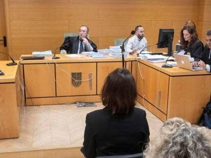 El juez Manuel PIñar, al fondo, durante el juicio a Juana Rivas.