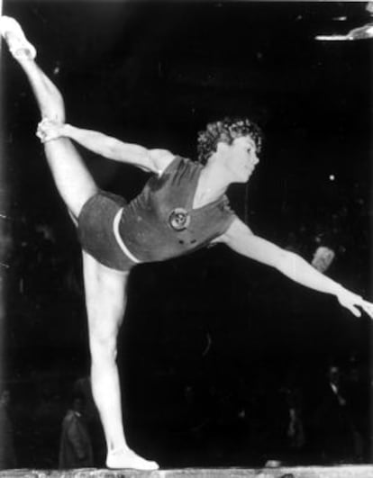 Larisa Latynina, durante un ejercicio en su etapa de reina de la gimnasia, entre 1956 y 1964.