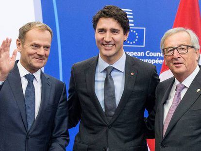 El presidente del Consejo Europeo, Donald Tusk, junto al primer ministro canadiense, Justin Trudeau, y el presidente de la Comisión, Jean-Claude Juncker, este domingo.