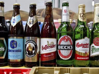 Vista de botellas de cerveza de la compa&ntilde;&iacute;a belga AB InBev y de la inglesa SABMiller.