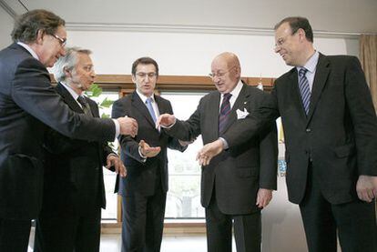 De izquierda a derecha, José Luis Méndez (Caixa Galicia), Julio Fernández Gayoso (Caixanova), Alberto Núñez Feijóo (presidente de la Xunta de Galicia), Mauro Varela (Caixa Galicia) y José Luis Pego (Caixanova).