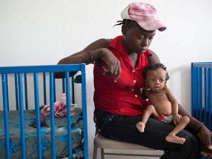 Una mujer con su hijo en un centro contra la desnutrición en Martissant (Haití).