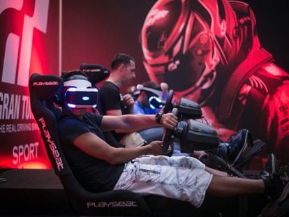 Un visitante prueba uno de los videojuegos del Barcelona Games World.