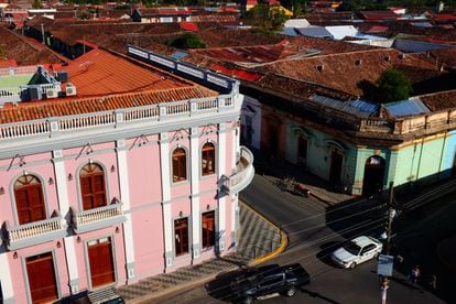 Granada es la ciudad más antigua de Nicaragua, ya que fue fundada por el andaluz Francisco Hernández de Córdoba en 1524. Quienes la visitan, ávidos de contemplar sus numerosas muestras de arquitectura colonial y neoclásica, suelen llamarla La Gran Sultana, por su apariencia morisca que la asemeja a la Granada española.