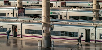 Trenes de alta velocidad en los andenes de la estación madrileña Puerta de Atocha.