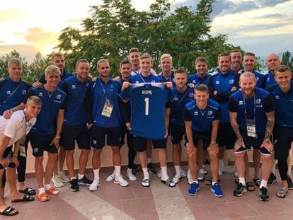 Los jugadores de Islandia posan con la camiseta de Ikeme, el portero nigeriano que se perdió el Mundial por una leucemia.