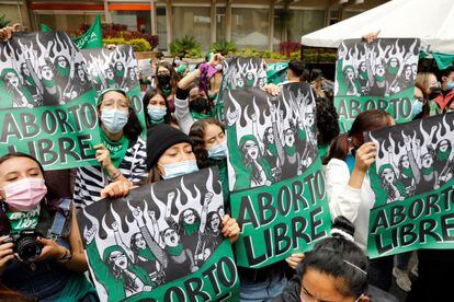 Colectivos feministas se manifiestan ante la sede de la Corte Constitucional, este lunes en Bogotá (Colombia).