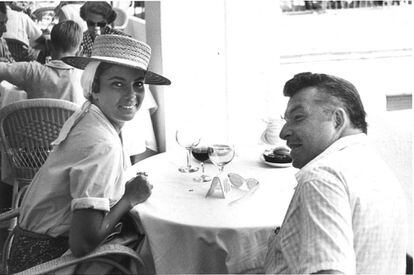 El músico Xavier Cugat y la cantante Abbe Lane, en La Gavina, en 1958.