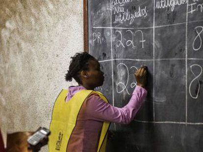 Recuento de votos en un colegio electoral de Mozambique.