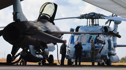 Un caza F-16 y un helicóptero del ejército danés, este jueves en Bornholm, la isla danesa cercana a las fugas de los gasoductos.