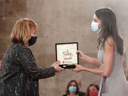 La reina Letizia entrega el Premio Jaime I en la categoría Nuevas Tecnologías, a Laura Lechuga hoy en la Lonja de los Mercaderes de Valencia.