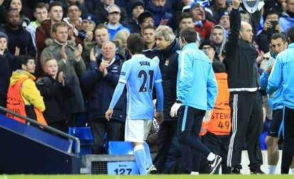 David Silva (21), se retira lesionado ante el Real Madrid.