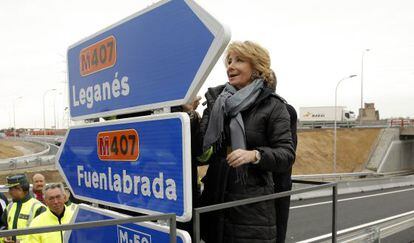 Esperanza Aguirre, en la inauguración de la M-407 en 2011.