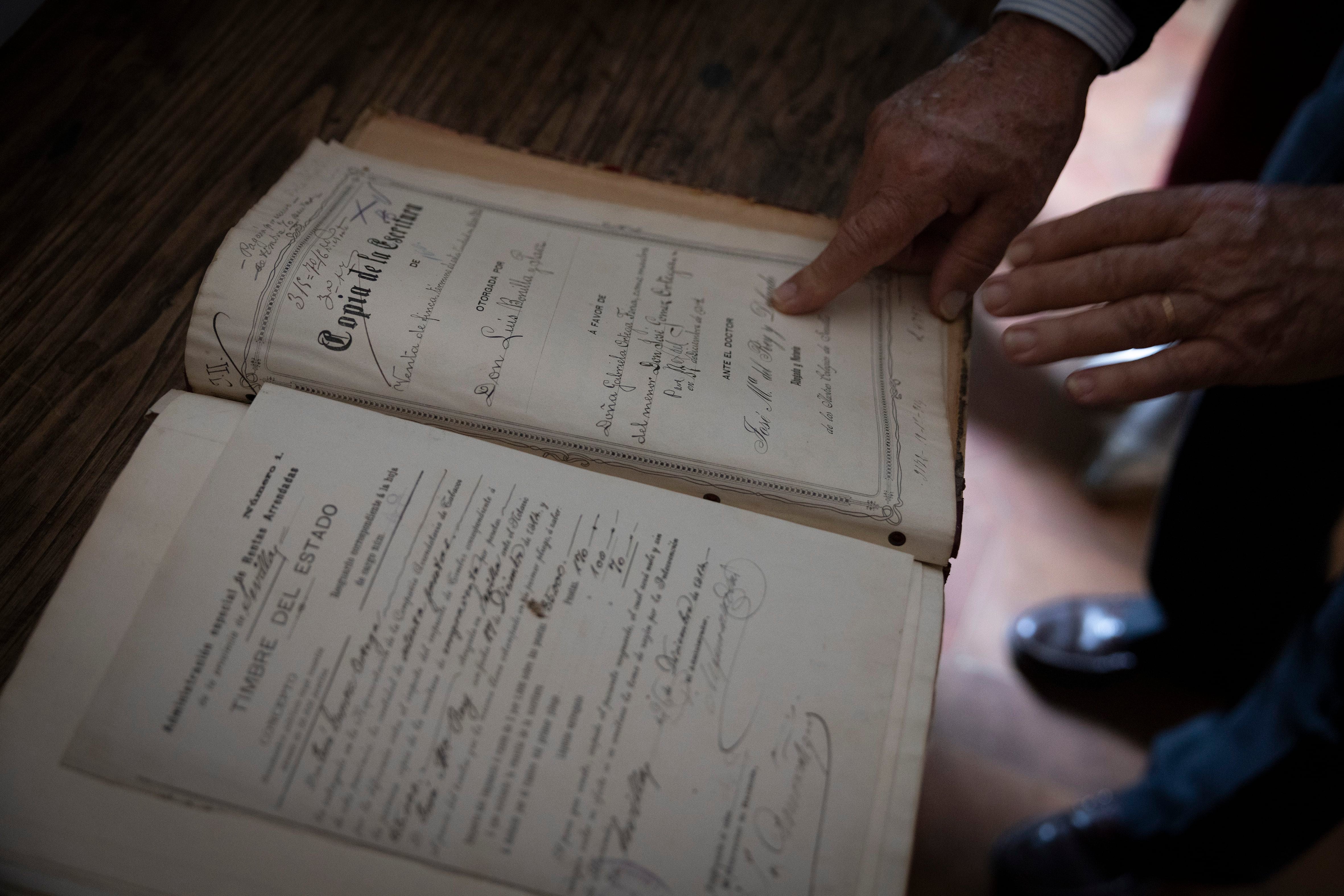 Libro de escrituras de la finca desde el siglo XVI hasta hoy.