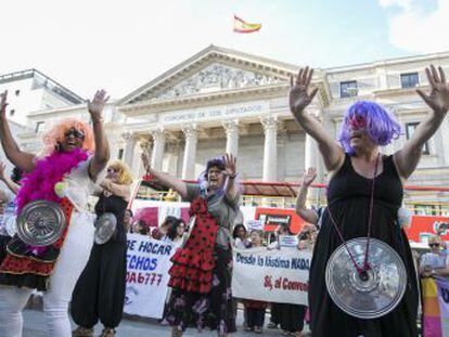 Un centenar de trabajadoras protesta a las puertas del Congreso de los Diputados contra una enmienda del PP que retrasa su equiparación al sistema de cotización general