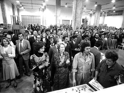 Simone Ortega (en el centro, aplaudiendo), en la salida de talleres del primer ejemplar del diario <b>EL PAÍS. 1976.</b>