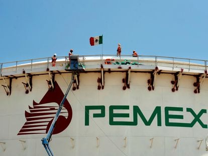 Trabajadores de Pemex en la refinería Dos Bocas en el Estado de Tabasco, en junio pasado.