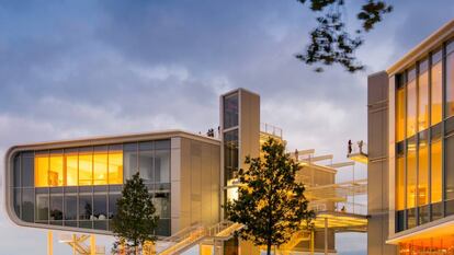 Fachada de los jardines de Pereda del Centro Botín, de Renzo Piano, recubierto por 280.000 piezas circulares de cerámica.