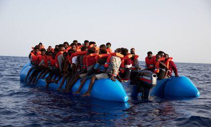 Bote con migrantes procedentes de Libia. 