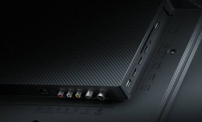 Panel de conexiones de la Xiaomi Mi TV Q1 75’.