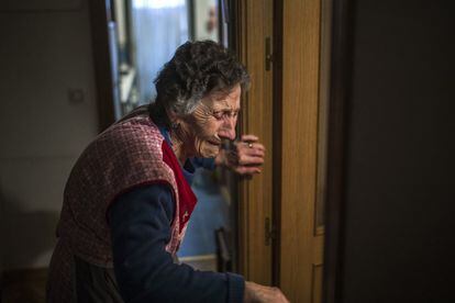 Carmen Martinez Ayuso, de 85 años, llora al ser desahuciada de una vivienda en la que llevaba viviendo medio siglo. La anciana avaló un préstamo de su hijo con un particular por 40.000 euros.