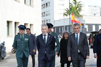 El ministro de Interior, Fernando Grande-Marlaska, acudía este sábado a la Comandancia de la Guardia Civil de Cádiz tras el homicidio de dos agentes en Barbate.