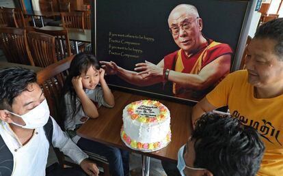 Una familia celebra el cumpleaños del Dalái Lama con una tarta de cumpleaños en Dharamsala (India), este lunes.