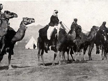 Lawrence de Arabia y parte de su guardia personal, dispuestos a ponerse en marcha para efectuar un <i>raid </i>secreto por el desierto.