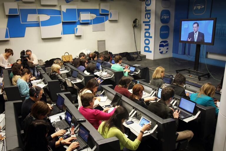 En 2013, los periodistas asistieron a una intervención del presidente del Gobierno, Mariano Rajoy, a través de una pantalla de plasma en la sala de prensa del PP.