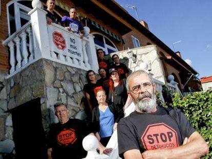 Miguel Lanzarote, en primer término, en su casa, respaldado por miembros del colectivo Stop Desahucios.