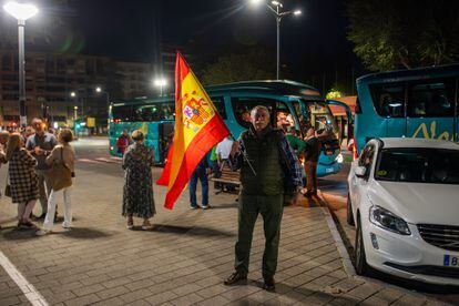 Un simpatizante del PP sujetaba una bandera de España esta madrugada antes de coger el autobús desde Albacete para ir al acto de su partido en Madrid contra la eventual amnistía a los encausados por el 'procés'.