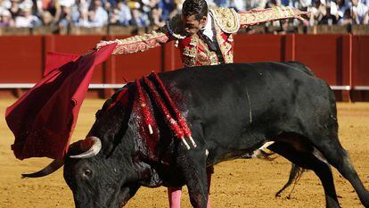 El diestro Pepe Moral, durante el segundo toro de la tarde en la corrida celebrada en la Real Maestranza de Sevilla.