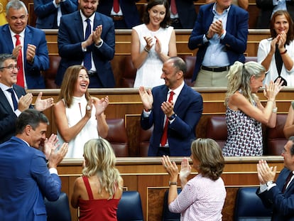 La diputada balear Francina Armengol muestra su agradecimiento tras ser elegida presidenta de la Cámara baja en la sesión constitutiva de las Cortes, este jueves en Madrid. Debajo, de espaldas, Pedro Sánchez y Yolanda Díaz, aplauden.