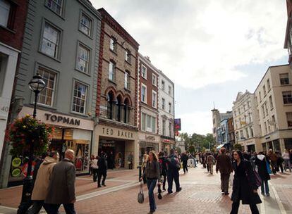 Una de las arterias principales, Grafton Street, con verde del parque Stephen's Green al fondo