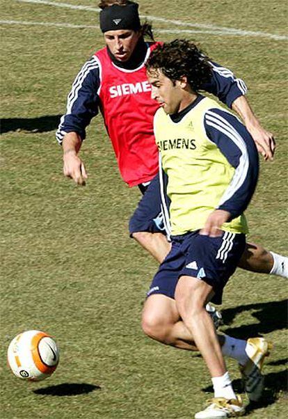 Raúl trata de eludir a Sergio Ramos en un partidillo de entrenamiento.
